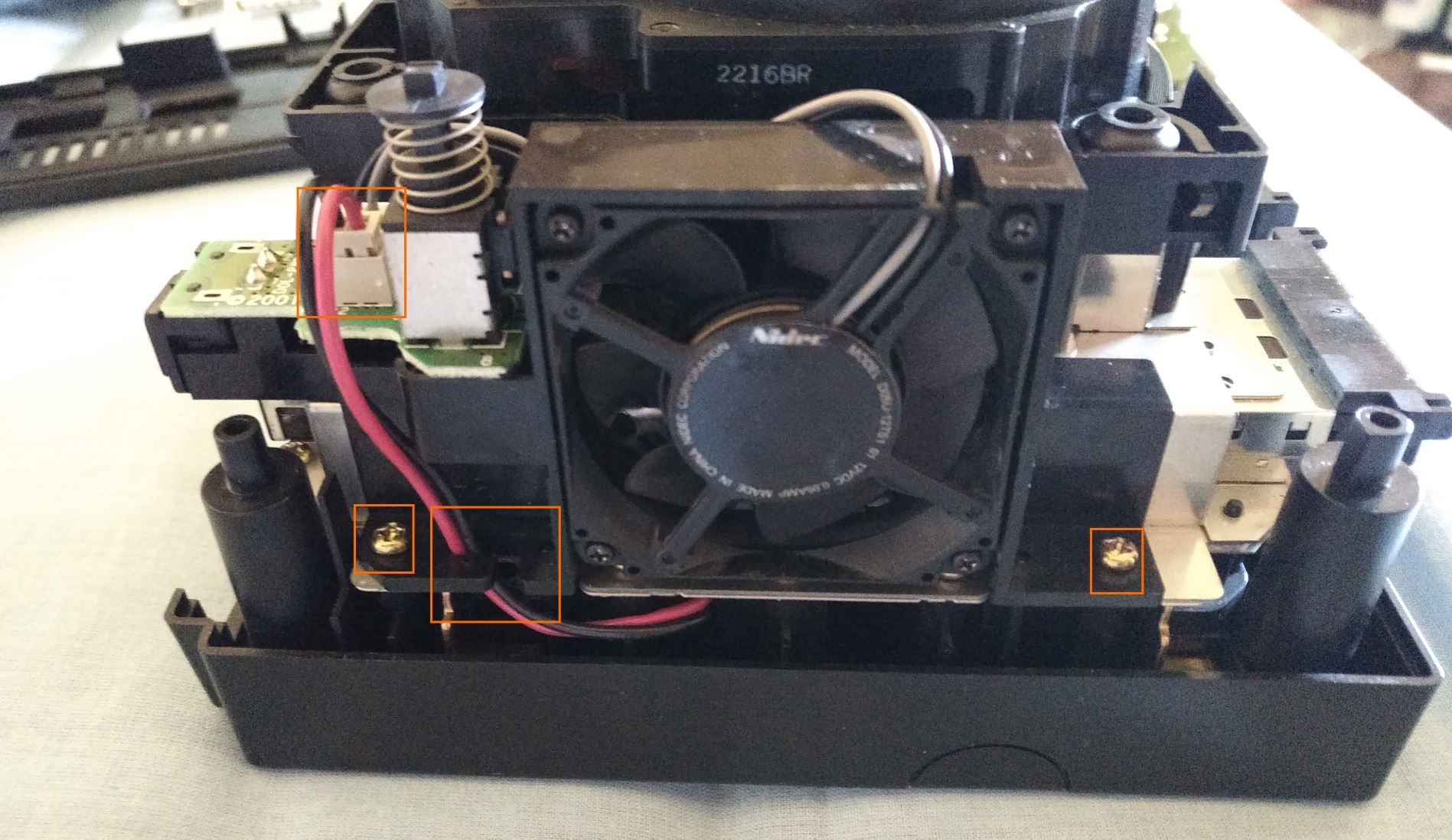 Vista dal lato sinistro, con il frame della ventola + presa elettrica ed interruttore