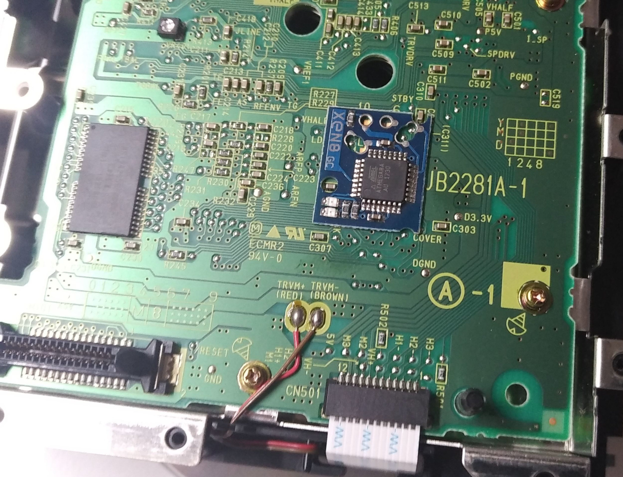 Panoramica elettronica del lettore, con chip appoggiato in posizione (sopra il CN302