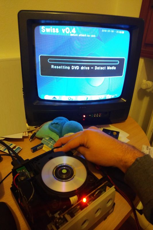 Console parzialmente riassemblata, collegata ad una gloriosa TV di fabbricazione italiana (Mivar 14M3), con Swiss avviato correttamente da miniDVD-R